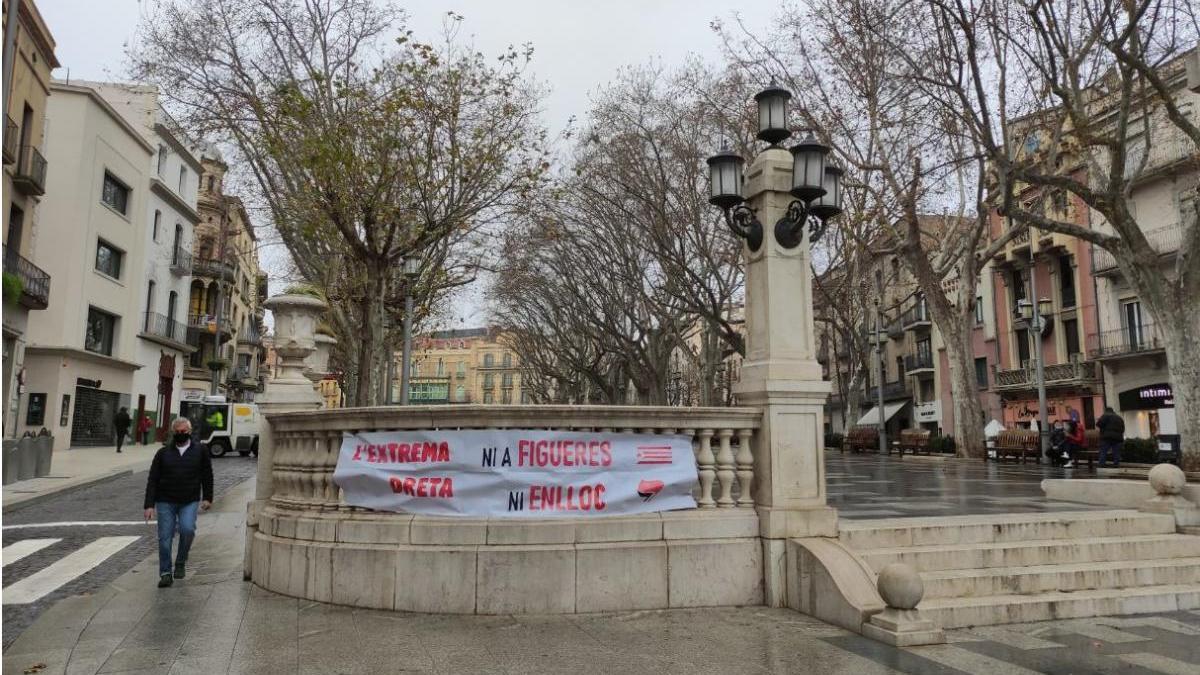 Pancarta col·locada a la Rambla per la presència de Vox a la ciutat.