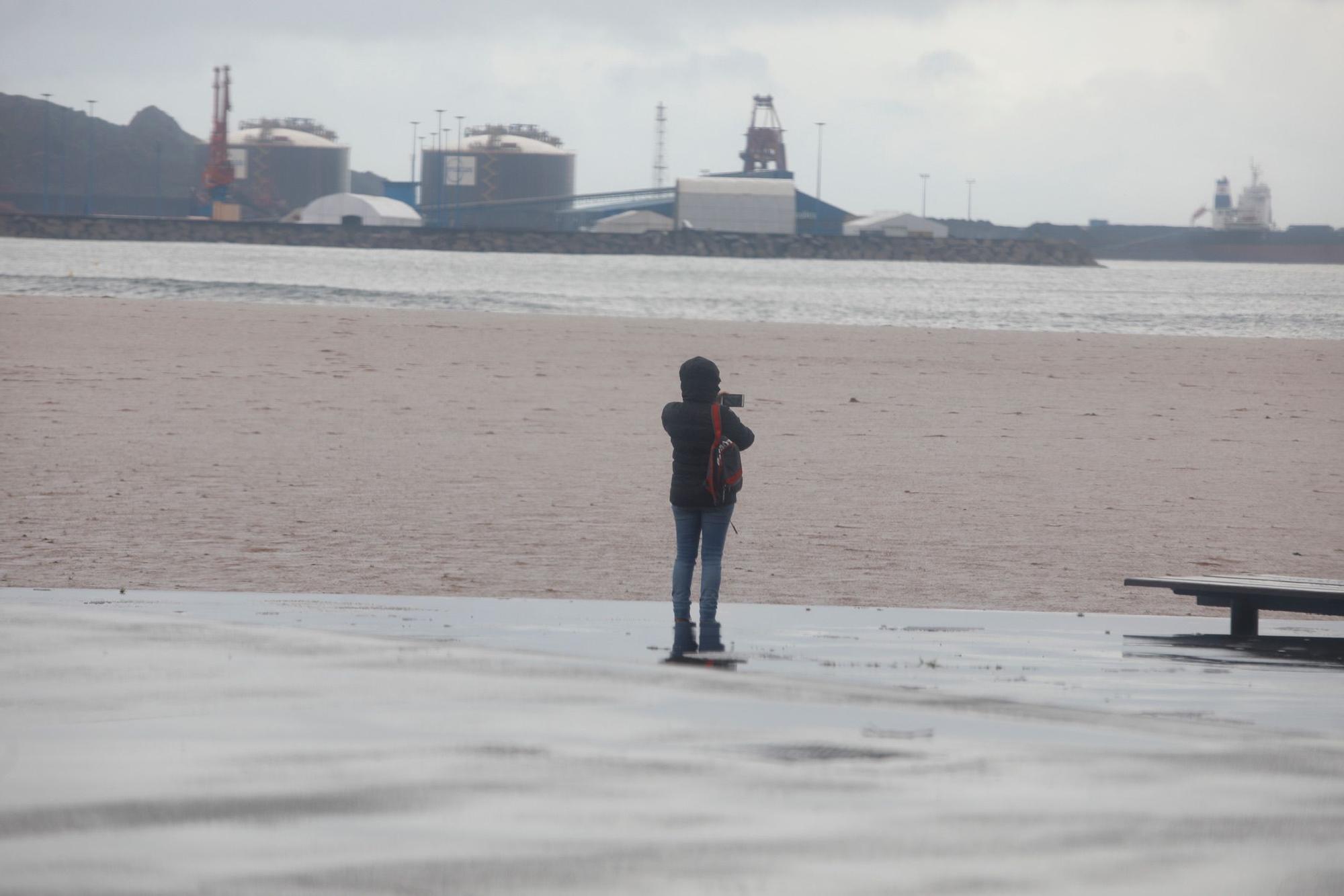 Las imágenes del temporal en Gijón.