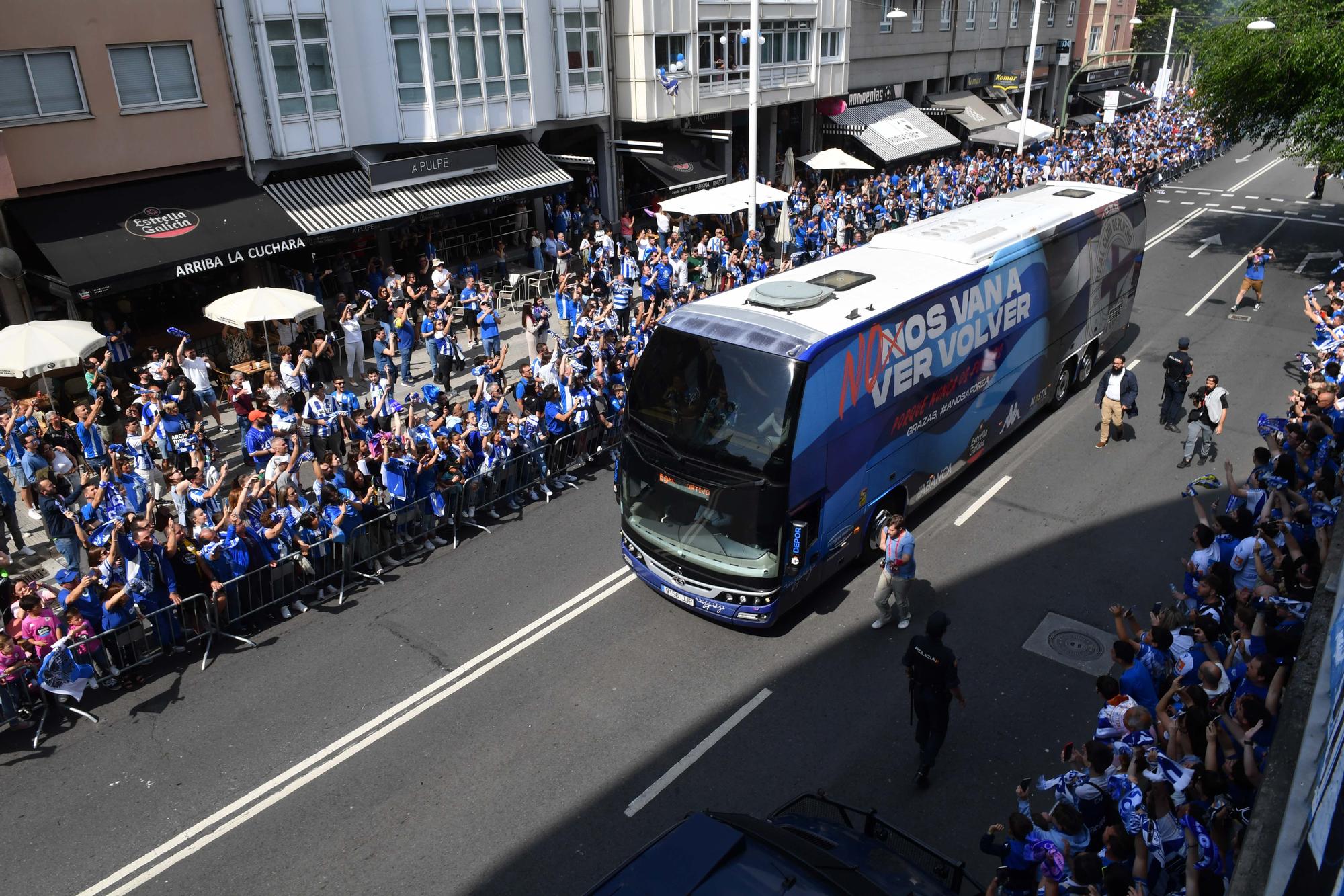 Multitudinario recibimiento de la afición al Dépor en Riazor antes del partido contra el Castellón