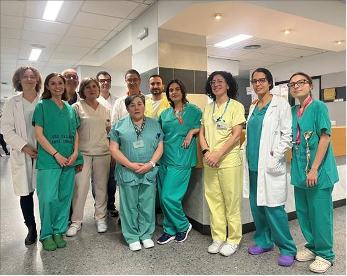 La jefa de Dermatología, izquierda, junto al gerente del CHUS, miembros de la directiva y profesionales participantes en esta técnica.