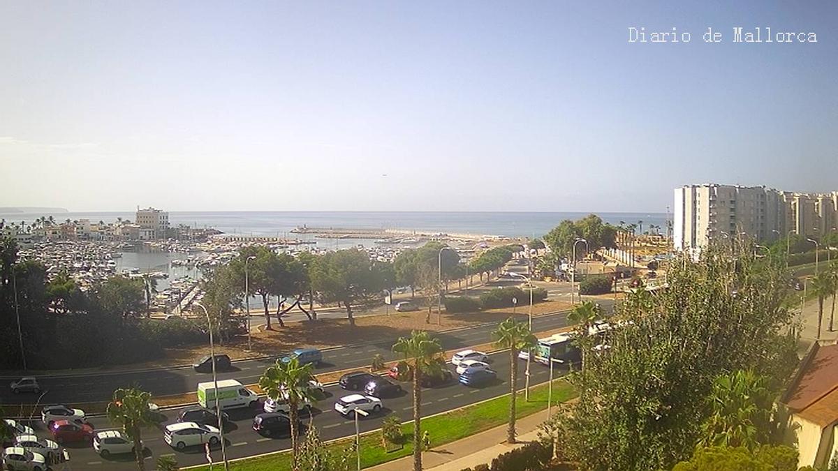 Die grauen Wolken am Montagmorgen sorgen für reichlich Urlauber, die nach Palma strömen.