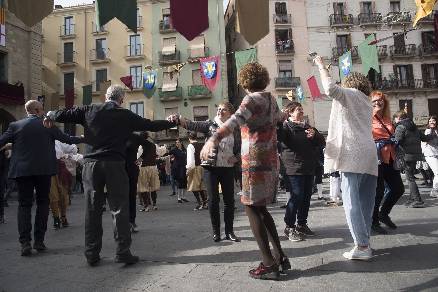 La imatgeria i els Tirallongues es llueixen enmig d'una plaça Major plena per la Festa de la Llum