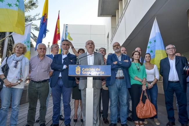 Las Palmas de Gran Canaria 21 Octubre 2016. El presidente del Cabildo, Antonio Morales, leyó un manifiesto en homanaje a.La bandera canaria con siete estrellas verdes que fue izada por primera vez en Gran Canaria en 1961 y causó una gran acogida entre la población, que pronto la asumió como propia como expresión de un sentimiento de identidad y sin ligarla a la reivindicación política con la que había nacido más de medio siglo antes.