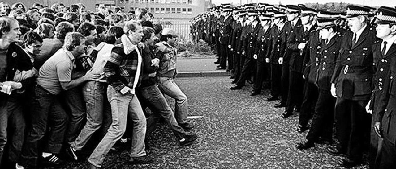 Enfrentamiento entre mineros y policía británicos.