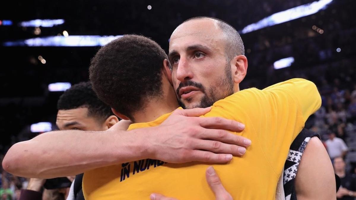 Stephen Curry abraza a Manu Ginóbili al finalizar el partido entre Golden State y San Antonio