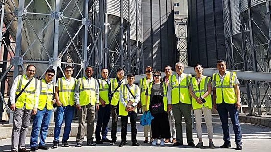 Rafael Sánchez, director general de Cobadú, junto a la delegación de Uzbekistán.