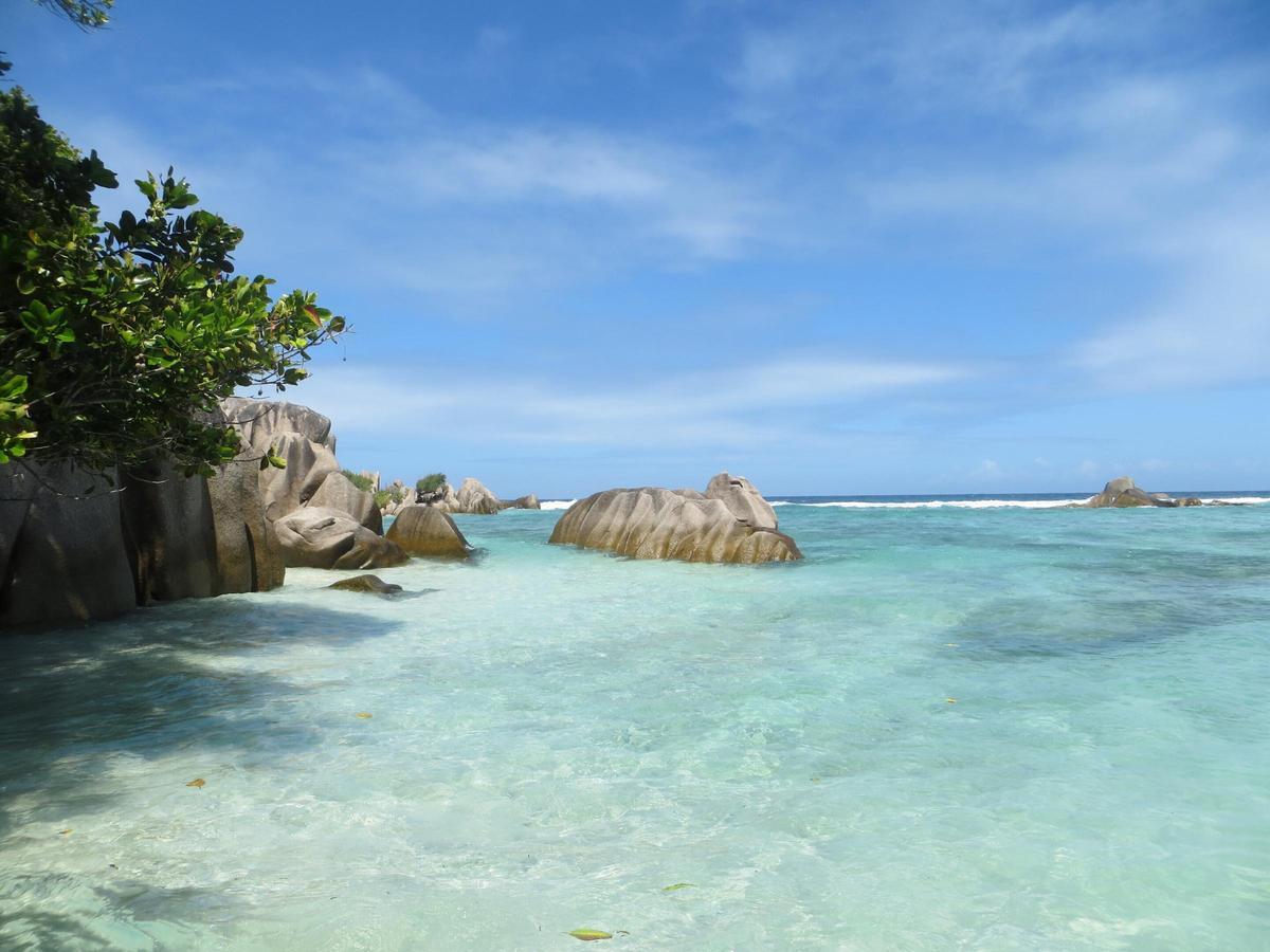 Vista de la costa de La Digue, Seychelles.