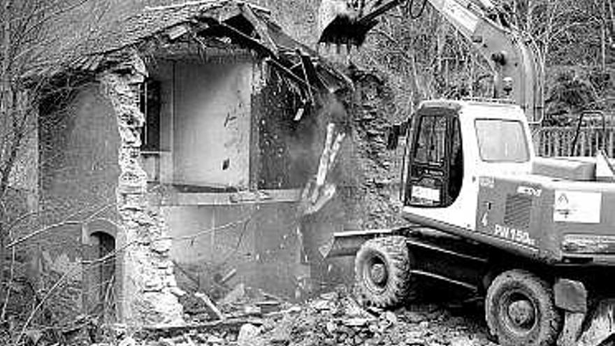 Una excavadora derriba la estación del Cadavíu (Samuño).