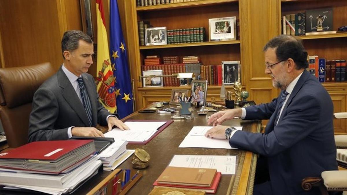 El rey Felipe VI y Mariano Rajoy durante uno de sus habituales despachos semanales.