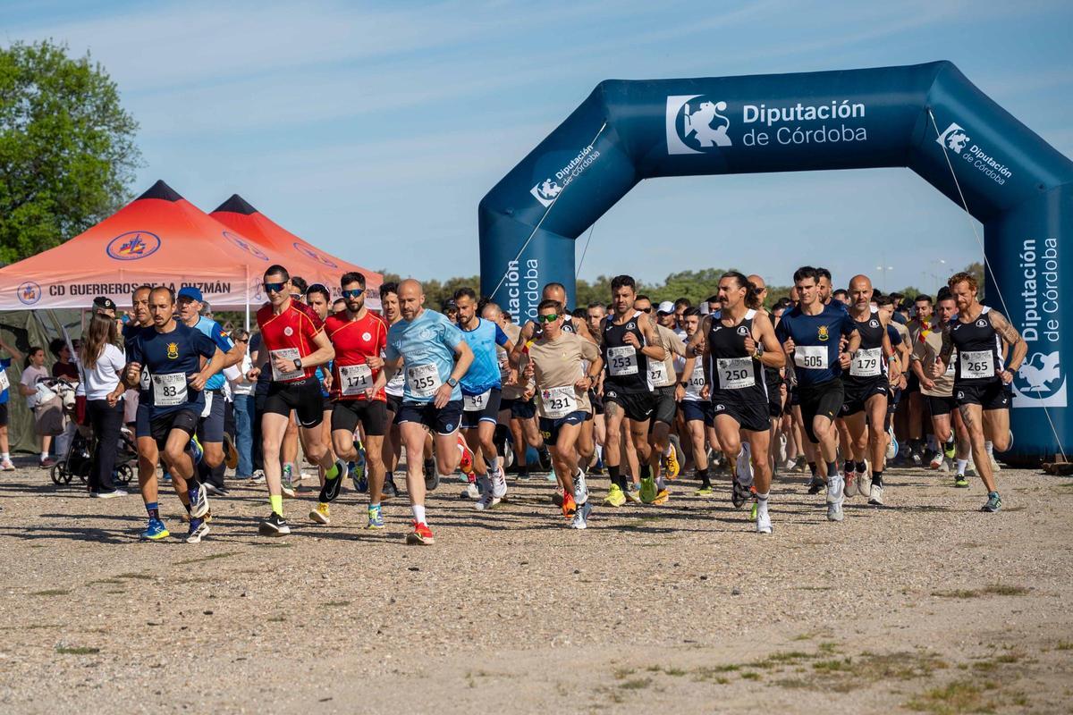 Instante del comienzo del Cross Memorial 'Cabo Primero Soria", en la Base de Cerro Muriano.