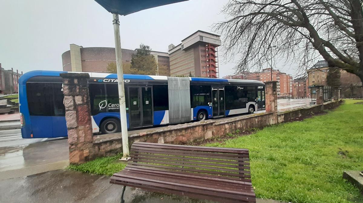 El autobús en la calle Julián Clavería.