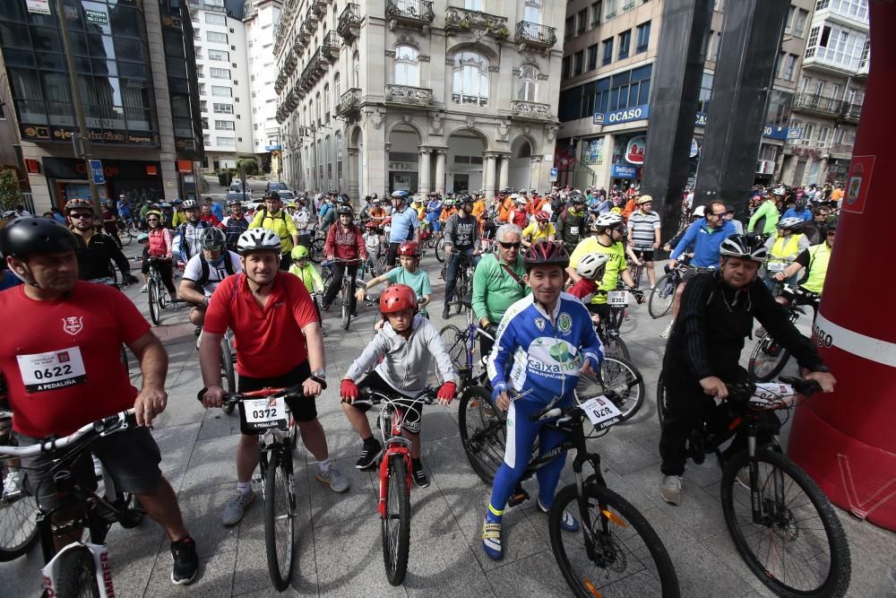 Centenares de vigueses de todas las edades participaron ayer en la marcha ciclista A Pedaliña que recorrió el centro de la ciudad para conmemorar el Día Mundial del Medio Ambiente y a favor de Unicef