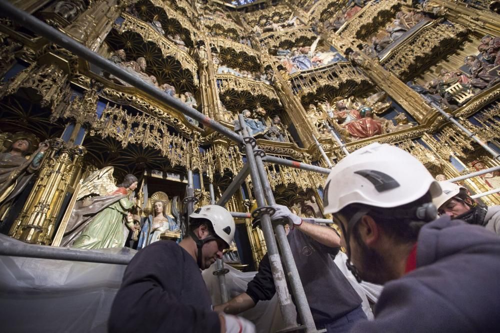 Montaje de los andamios para la limpieza del retablo de la Catedral de Oviedo