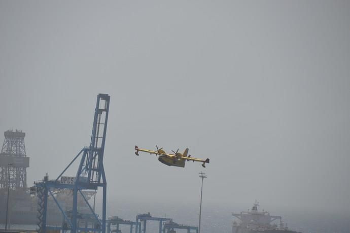 Los hidroaviones cargan agua en el Puerto de Las Palmas - Incendio Gran Canaria 2019