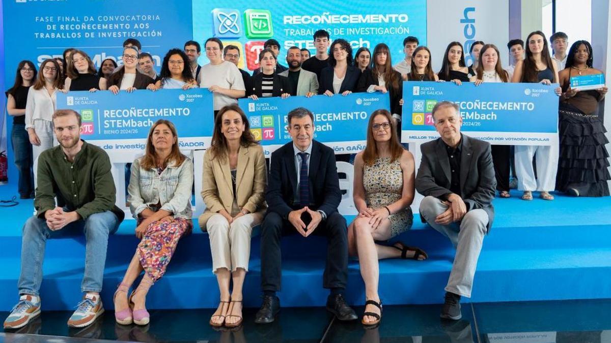 El conselleiro de Educación, Román Rodríguez, y otros responsables de la Consellería posan con los premiados.