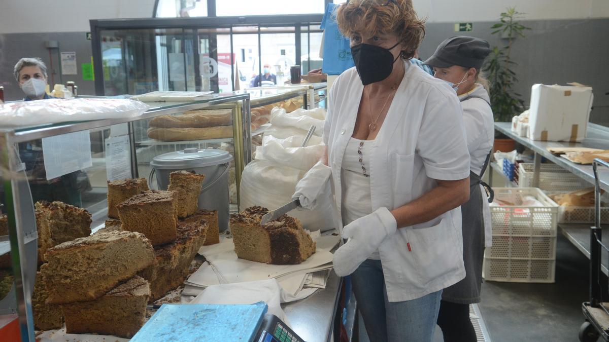 La vilagarciana Yoli Gómez vendiendo pan de maíz, en la plaza de abastos.