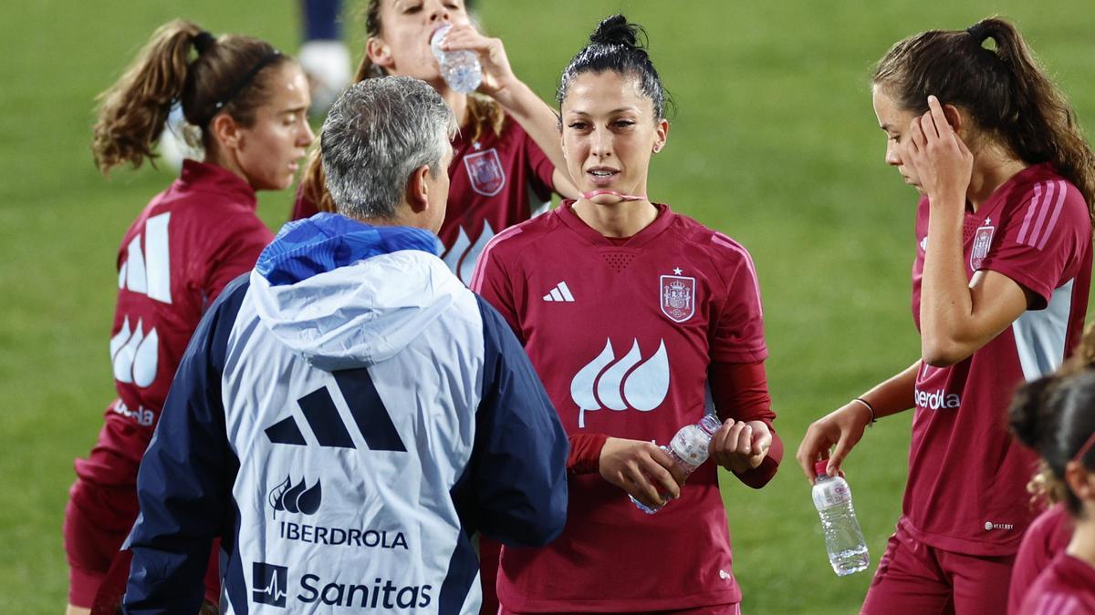 El público muestra su respaldo a Jenni Hermoso en el primer entrenamiento de la selección