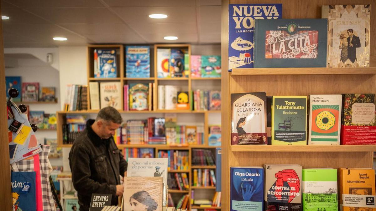 Bar Imperial, Floristería Kentia, Ifara Libros y Musicanarias: comercios antiguos de Santa Cruz de Tenerife