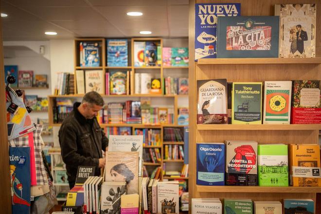 Bar Imperial, Floristería Kentia, Ifara Libros y Musicanarias: comercios antiguos de Santa Cruz de Tenerife