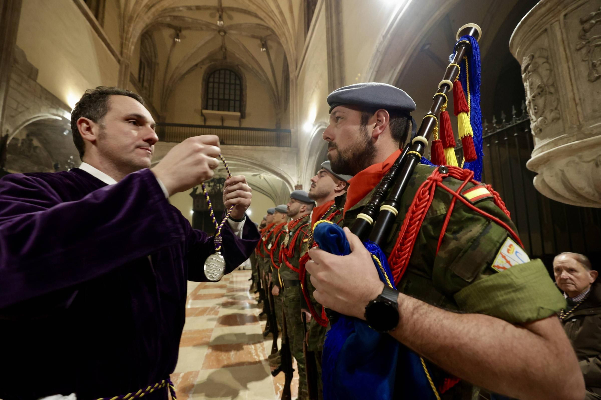 La lluvia chafa al Señor de Oviedo y obliga a suspender la procesión del Nazareno