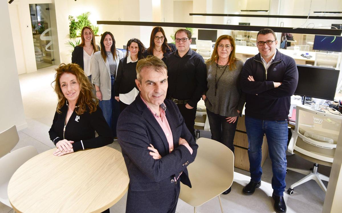 Equip del Grup Bueso a les noves instal·lacions, situades al número 94 del Passeig de Pere III de Manresa