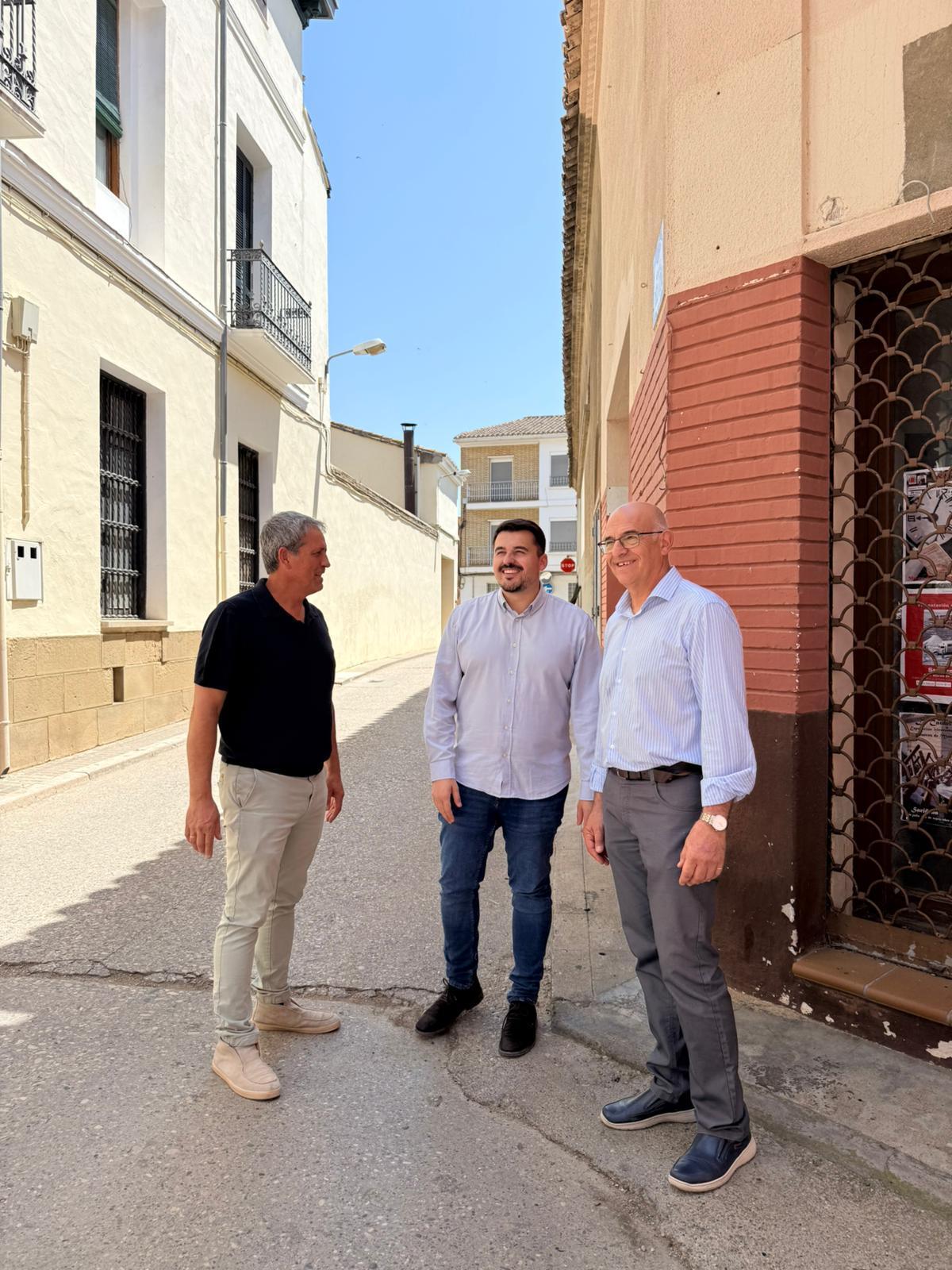 Valeriano Tella, Mascún Ariste y Francisco Villellas, junto al cine Victoria