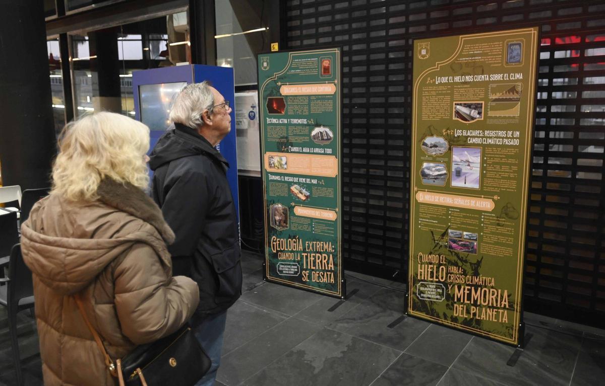 Se inaugura en A Laxe la exposición 'Explorar la tierra. Un viaje con Julio Verne'.