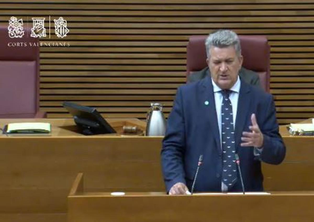 El conseller, en una momento de su réplica al PSOE