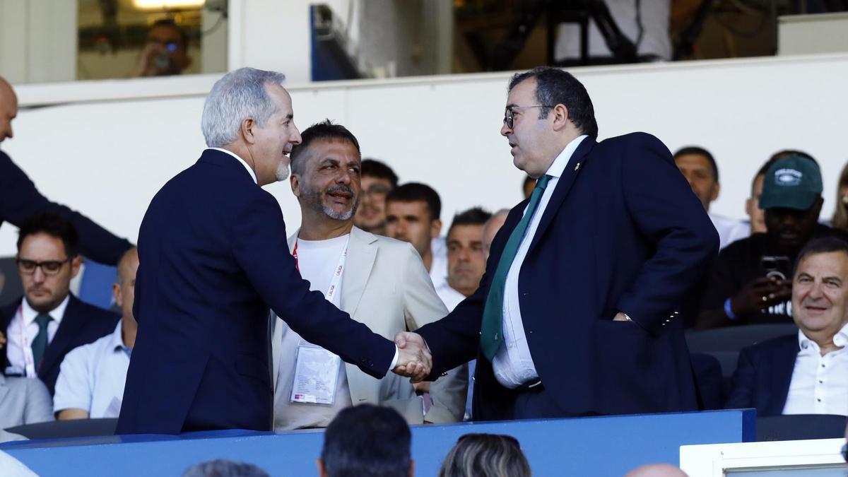 Jorge Mas, presidente del Zaragoza saluda a Mauel Torralba, presidente de la RFAF
