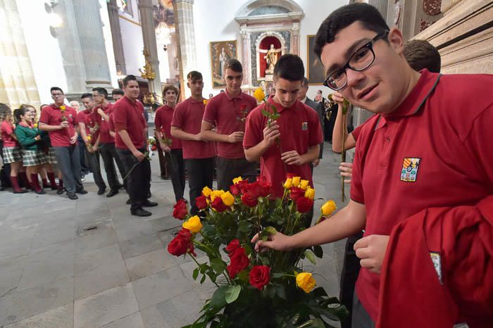 Ofrenda floral a León y Castillo en la catedral