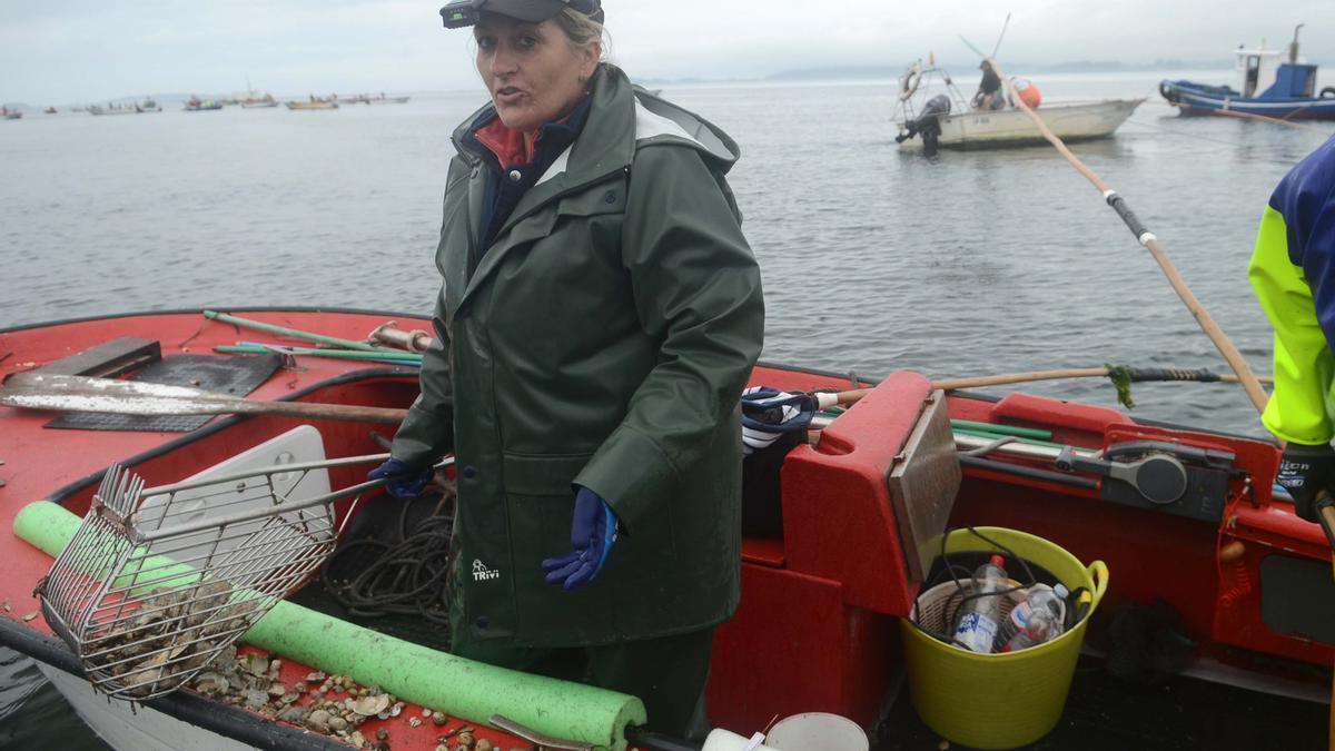 Una &quot;rañeira&quot; arousana en plena actividad, en Os Lombos do Ulla.