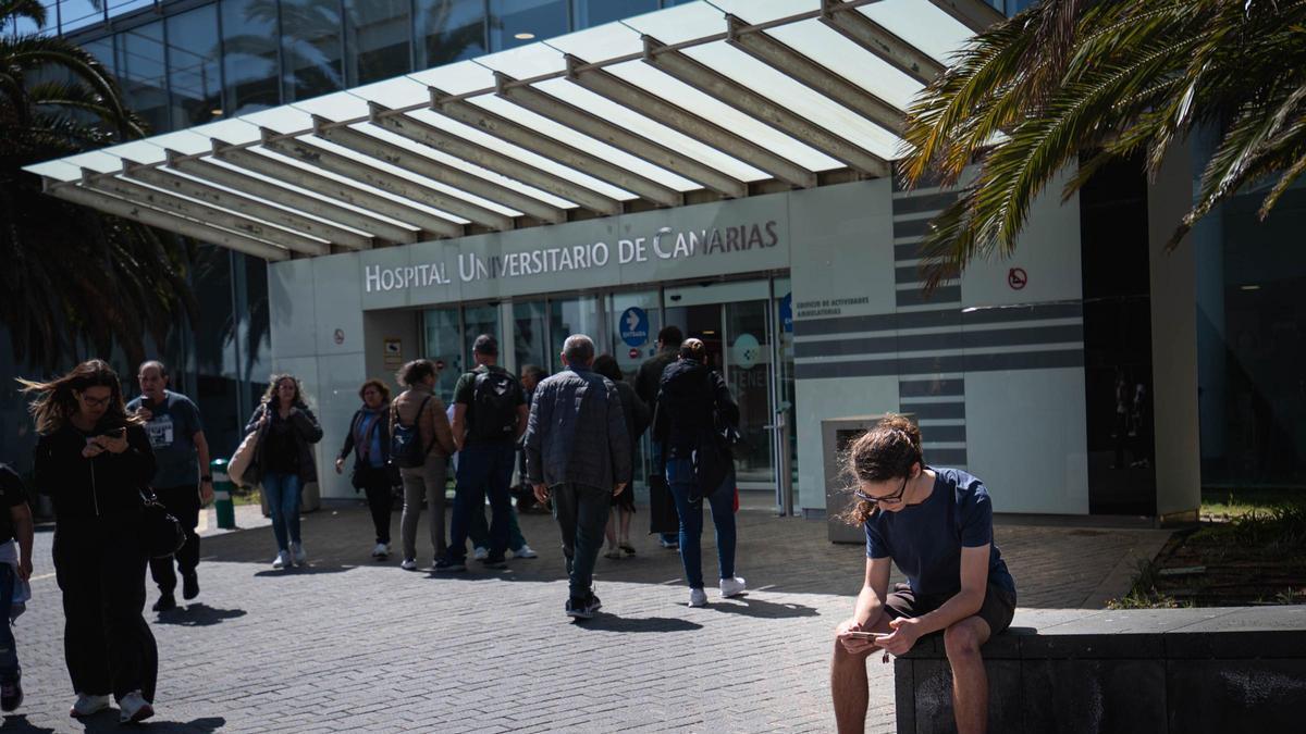 Pacientes a las afueras del edificio de Actividades Ambulatorias del Hospital Universitario de Canarias.
