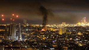 Vista general de Barcelona y de uno de los fuegos causados por los manifestantes independentistas radicales, el viernes 18 de octubre.