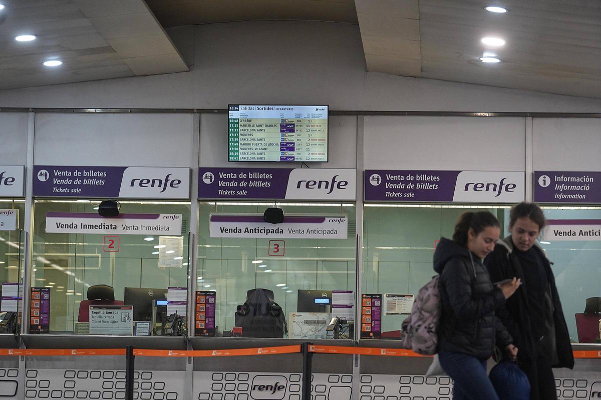 Els panells informatiu de l'estació de Girona, anunciant ahir que els serveis de Rodalies havien quedat suspesos.