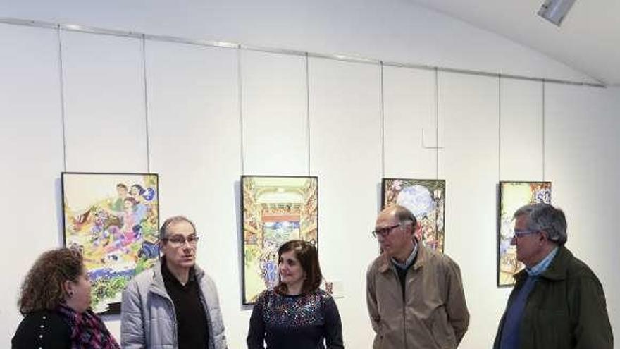 Asistentes, ayer, a la inauguración de la exposición de Miguel Solís.