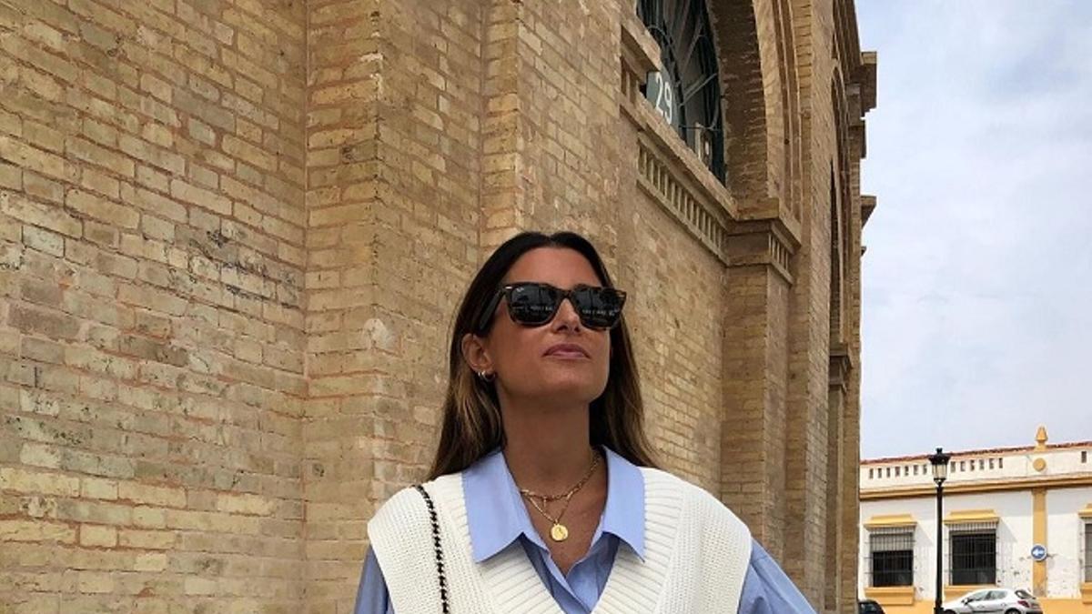 El look de la 'influencer' María Valdés con chaleco de punto 'oversize' de H&amp;M, camisa y minifalda de cuadros