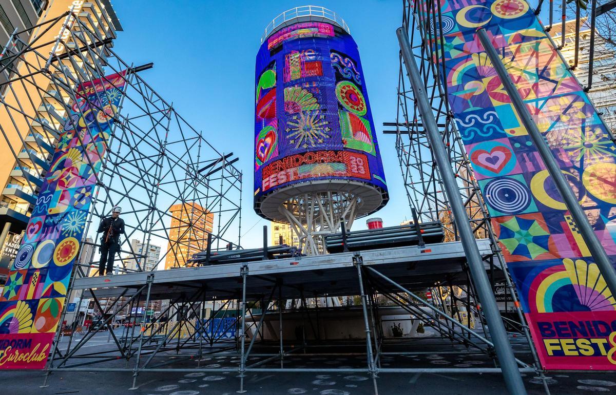 El montaje del escenario en el tecnohito de Benidorm.