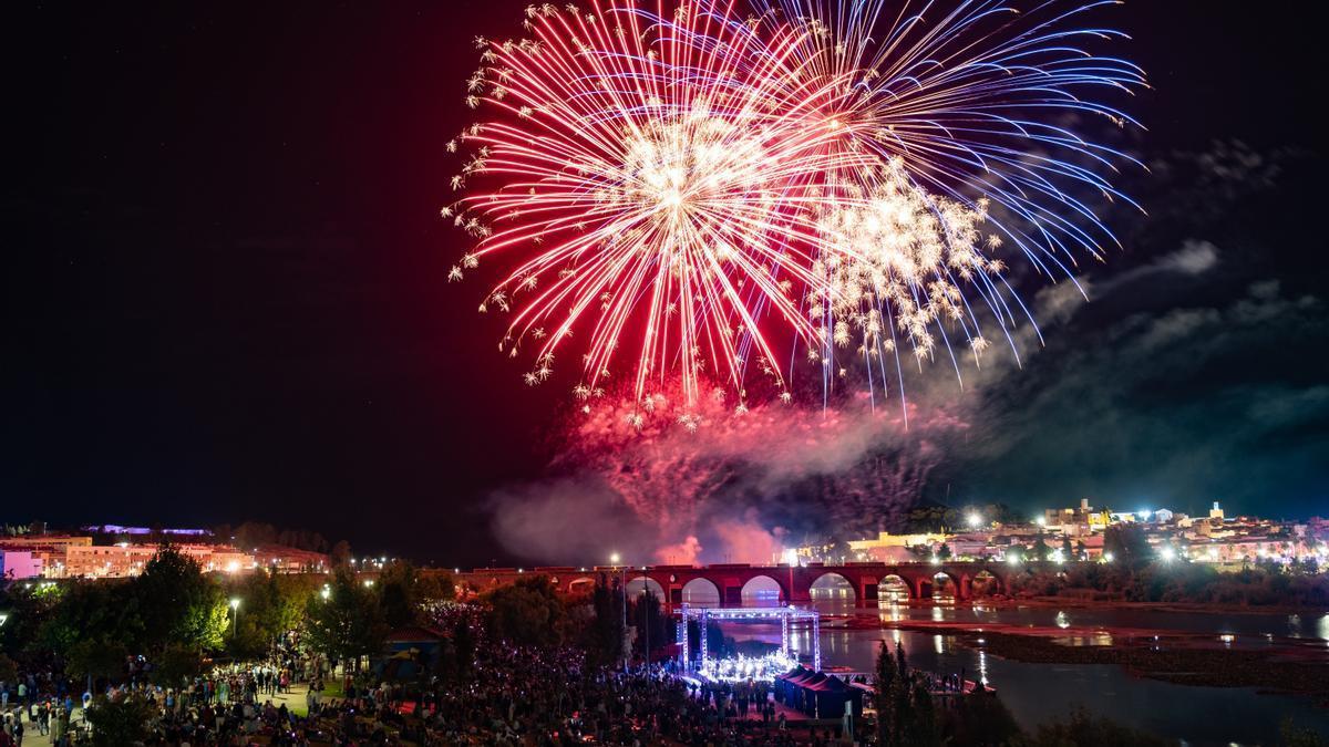 Fuegos artificiales en la feria de San Juan 2022, con el concierto de la Orquesta de Extremadura en el paseo del río.