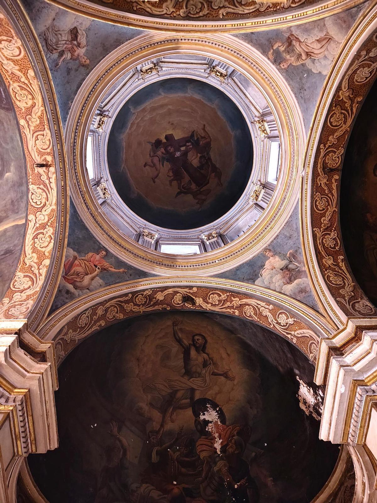 Vista de las bóvedas donde están las pinturas murales deterioradas.