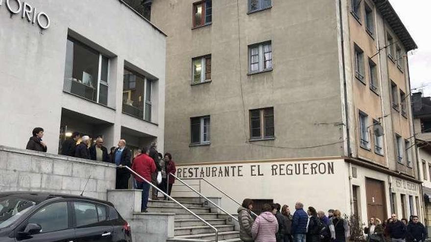 Entrada al tanatorio cangués, ayer, durante el velatorio de Francisco Díaz.