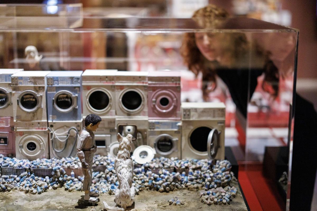 LONDRES (Reino Unido), 17/11/2025.- Un asistente de galería posa con títeres utilizados en la película Isla de los Perros durante un photocall para la próxima exposición Wes Anderson: The Archives en el Design Museum en Londres, Gran Bretaña, 17 de noviembre de 2025. El Design Museum albergará la primera gran exposición británica de la obra del cineasta, que se celebrará del 21 de noviembre de 2025 al 26 de julio de 2026. La exposición otorga un acceso sin precedentes a los archivos personales de Wes Anderson, acumulados durante tres décadas, con más de 700 objetos, muchos de los cuales nunca se han exhibido en Gran Bretaña. 