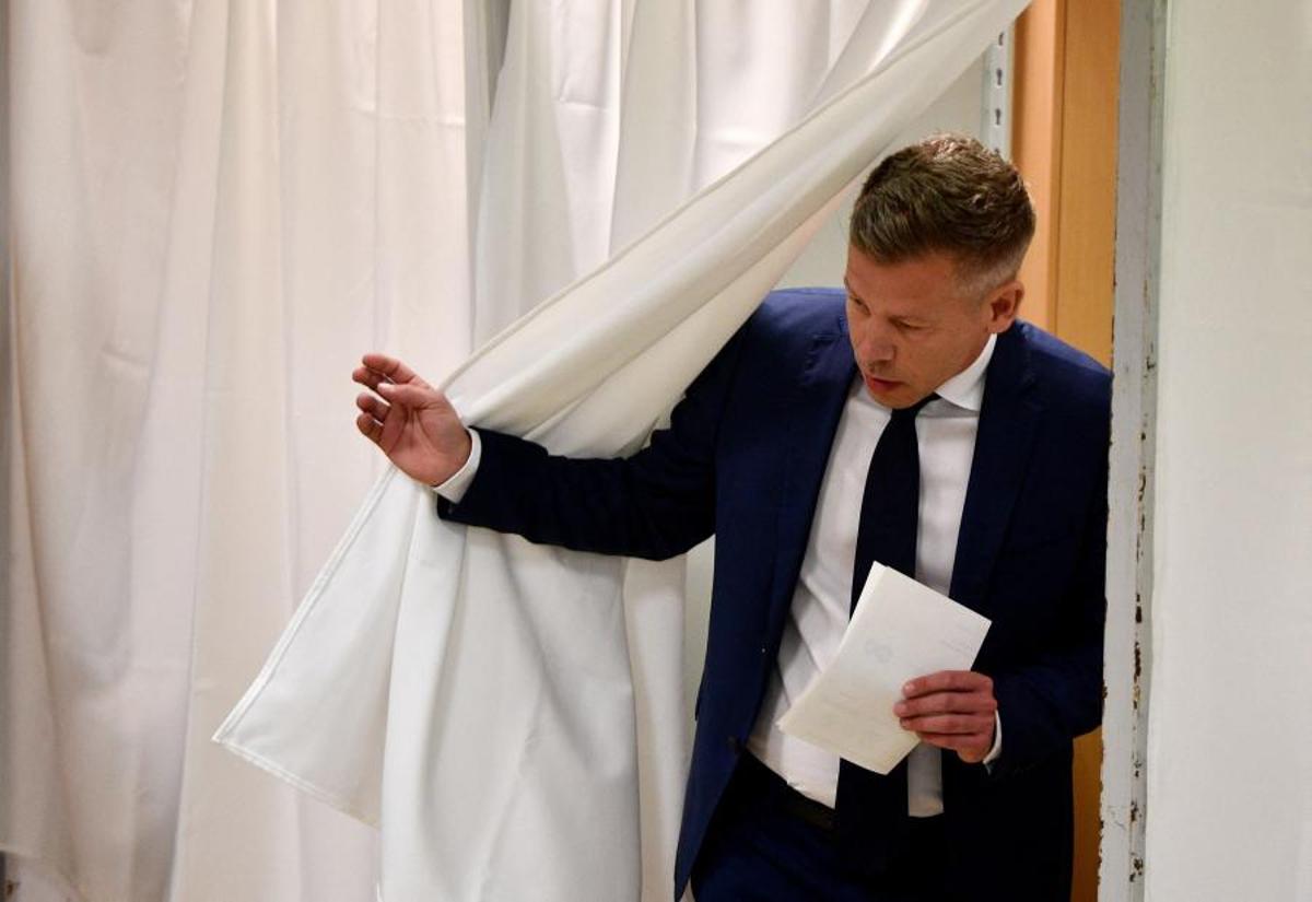 Peter Magyar , líder del partido opositorTisza, emite su voto en Budapest
