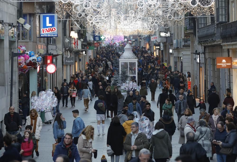 Las rebajas y las compras de Reyes Magos: el centro de Vigo, a reventar.