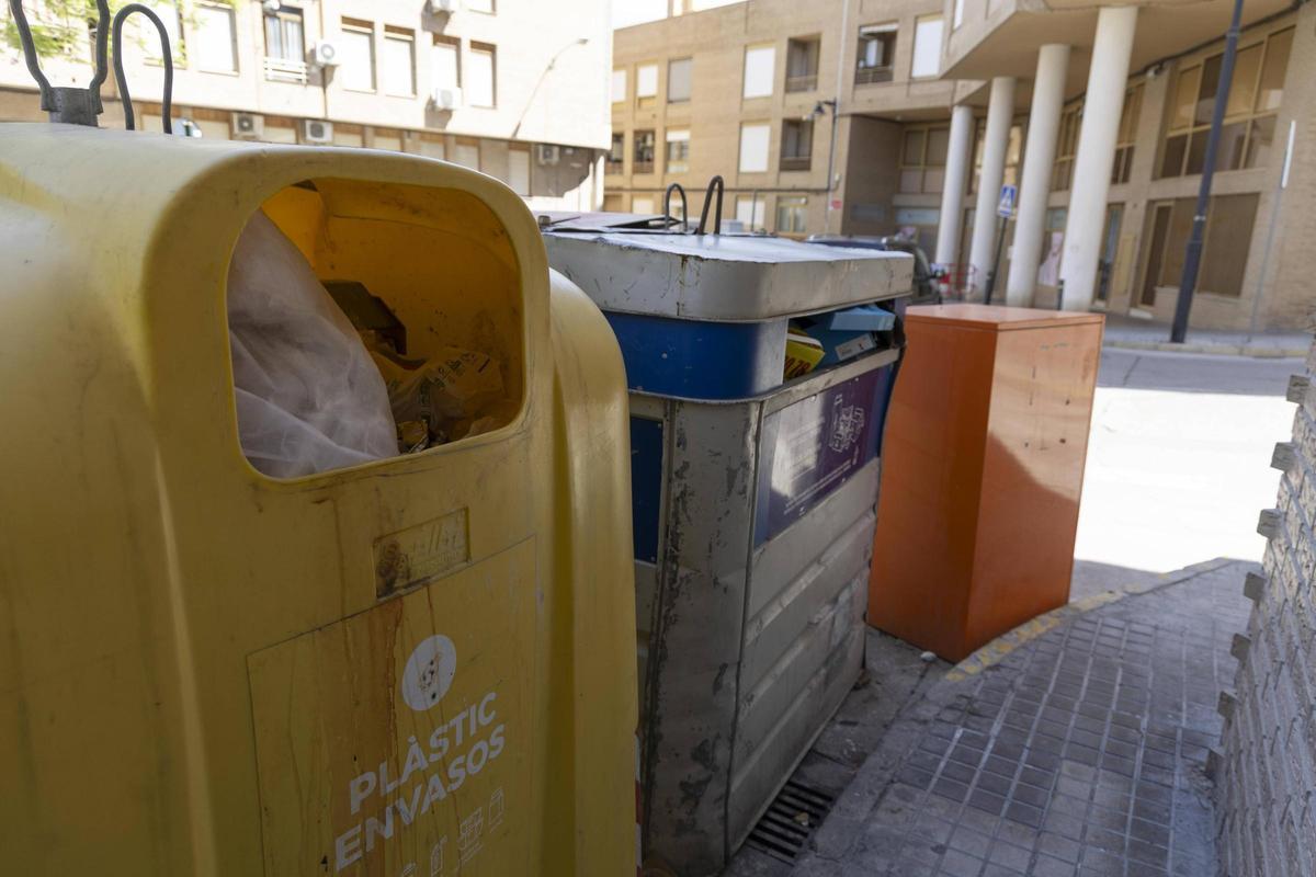 Contenedores llenos de basura en la Plaça del Músic Vicent Rodríguez, ayer en Ontinyent.
