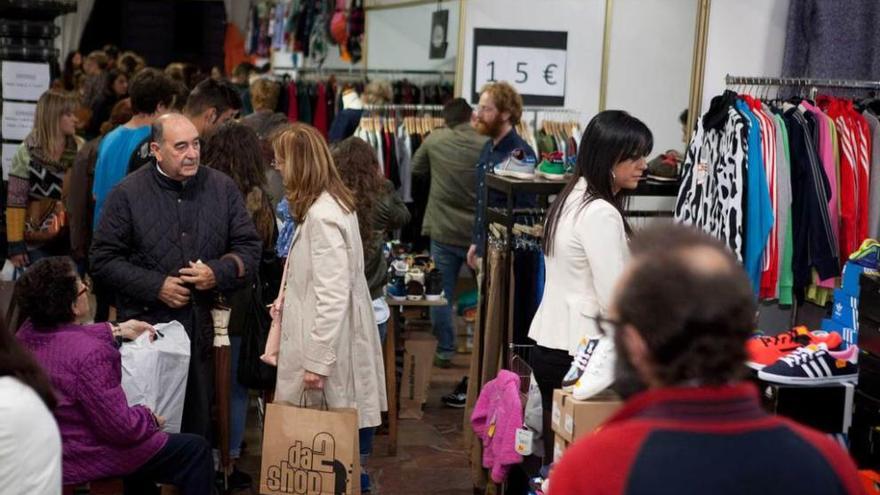 Visitantes en una de las últimas ferias del stock organizadas por Acoivan en La Felguera.