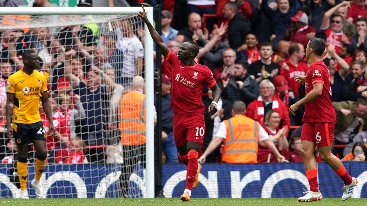 Sadio Mané celebra el gol del 1-1 junto a Thiago Alcántara, que le dio el pase.