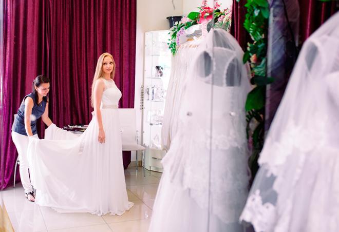 Acompañantes para las pruebas del vestido de novia antes de la boda