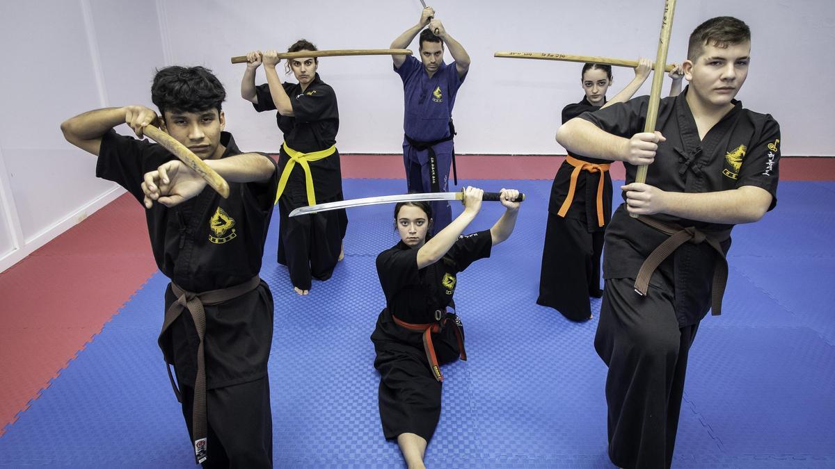 Los miembros del equipo de espada del Muga Dojang, ayer en el Mercantil.