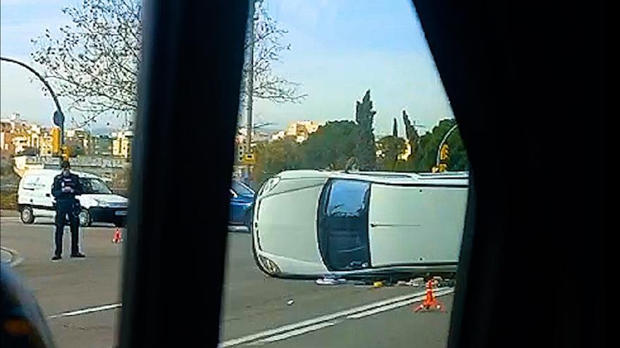 Una furgoneta vuelca al chocar con un coche en la calle Jesús de Palma