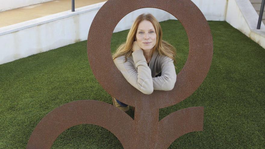 Esther Schweins engagiert sich mit der Lesung für die Behinderten-Stiftung Aspace, hinter deren Symbol sie hier zu sehen ist.